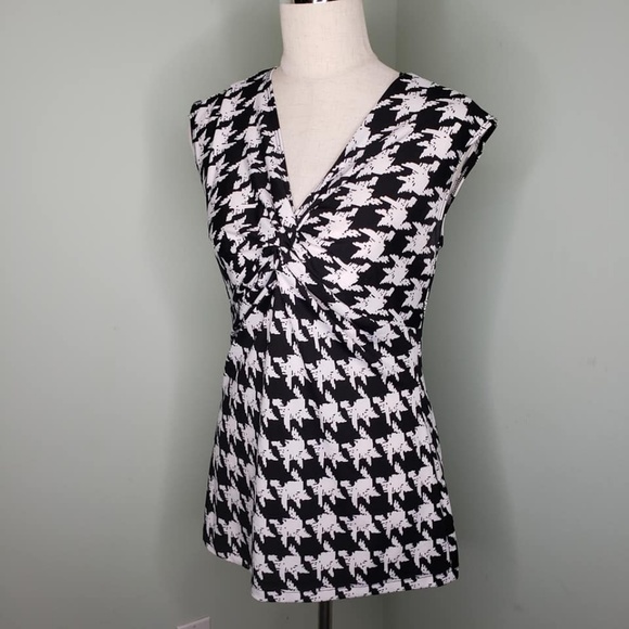 dressbarn Tops - Checkered V-Neck Sleeveless Top